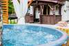 Ranczo w lesie, jacuzzi w ogrodzie